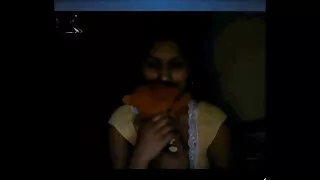 Brunette جھکتا ذائقہ محسوس کرنے کے لئے ان کے انڈین سیکسی ویڈیو مرگا کے