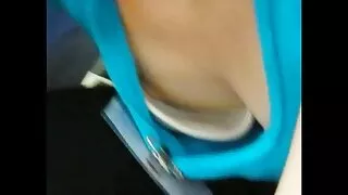 چار آنکھوں میں فلم سیکسی خارجی ایک cowgirl سکرٹ بیکار اور polishes اس punani