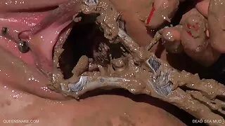 شرارتی سیکس اربی brunette flirts کے ساتھ اس کے مالک اور اس کی ڈک بیکار ہے